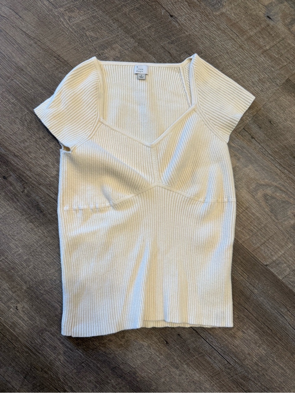 Knit V-Neck Ribbed Short Sleeve Top in Cream